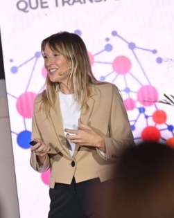 Manuela da Silveira hablando en escenario