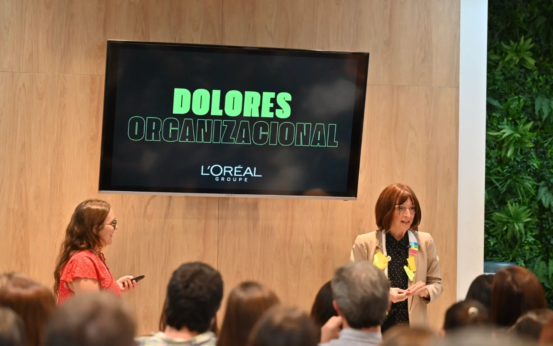 Dolores Organizacional en acción frente a un equipo