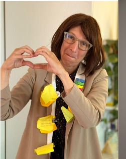 Manuela da Silveira como personaje, con post-its y humor
